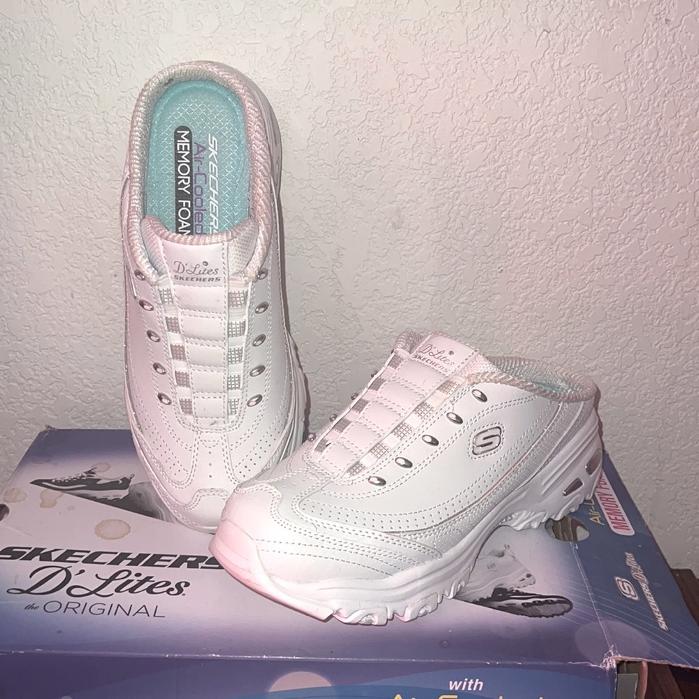 New Skechers. Women’s 7.5 Mule style. White